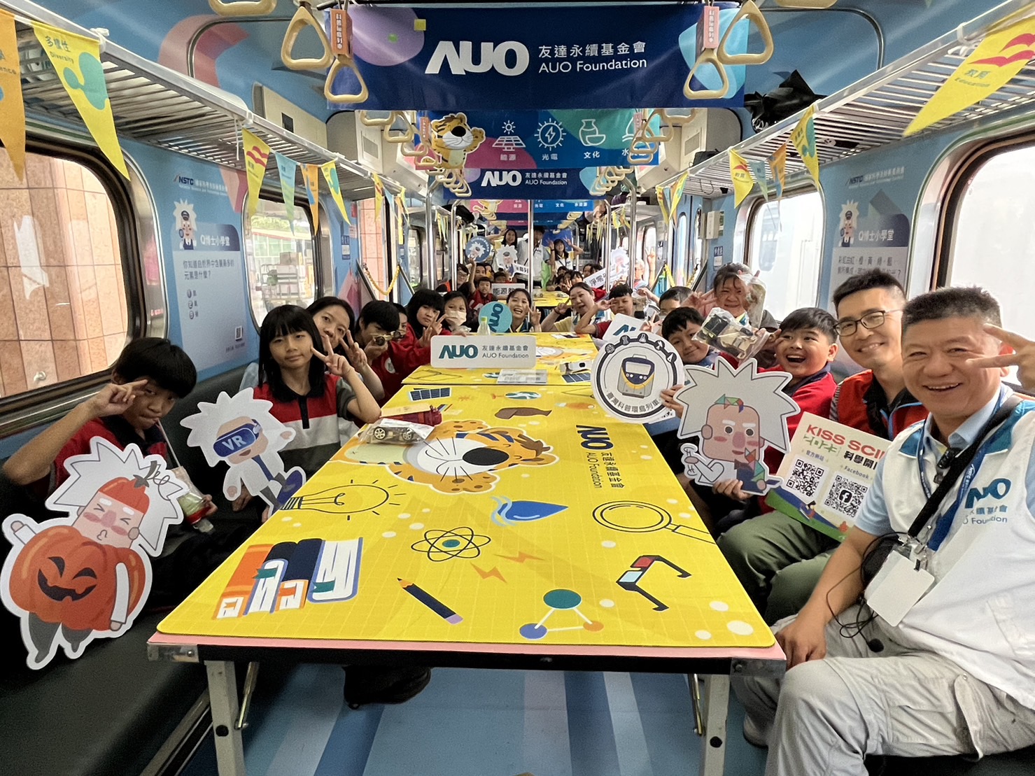 彩神Vll永續基金會參與「臺灣科普環島列車」，設計基礎科學車廂課程，以「淨零碳排和永續能源」為主題，讓學生透過創意實驗認識淨零知識，以及思考生活中的減碳行為