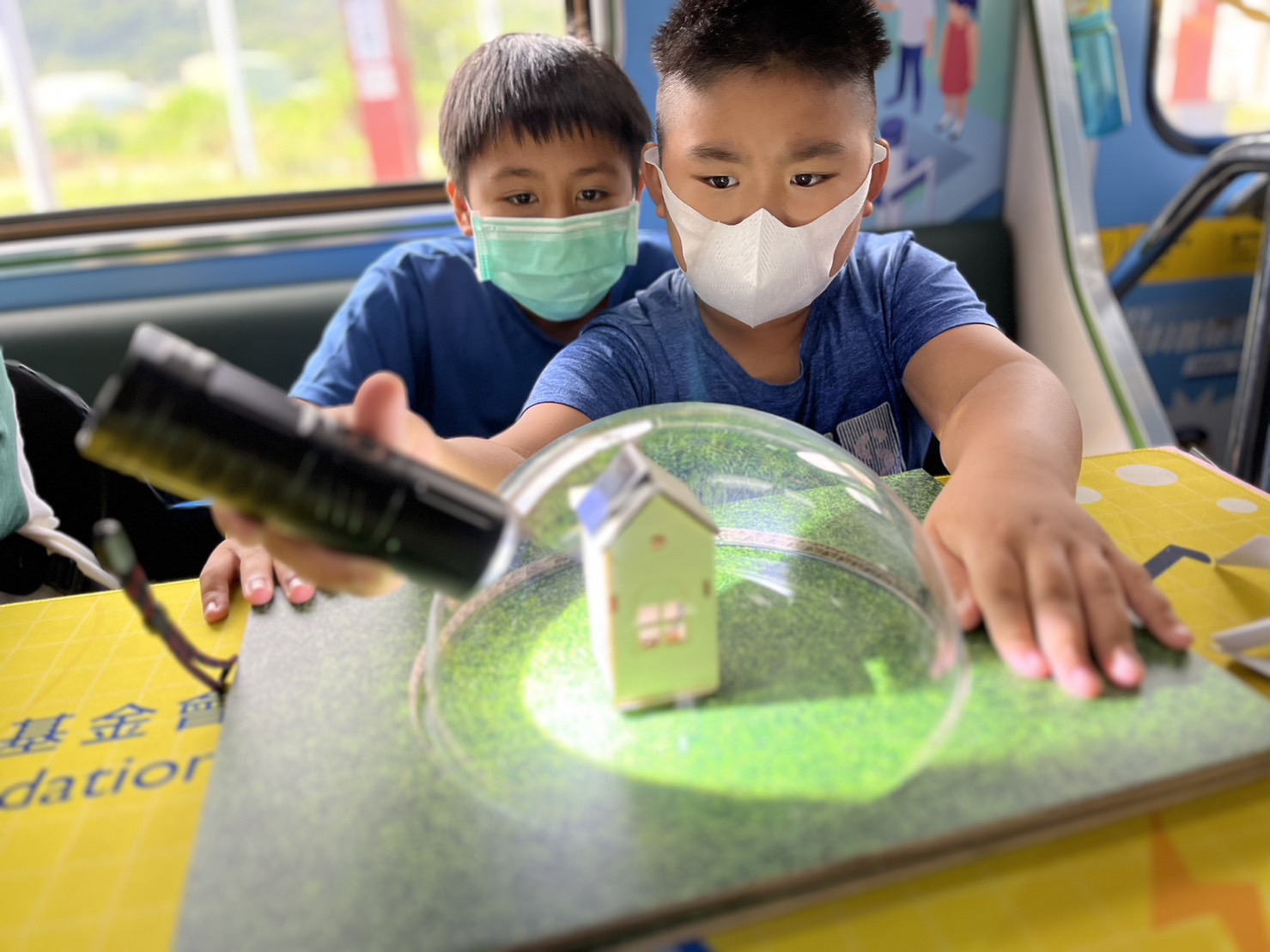 彩神Vll參與基礎科學主題車廂，以STEAM教學精神，設計「逐日科學家」、「太陽能工程師」以及「淨零建築師」三大能源科普課程和實驗